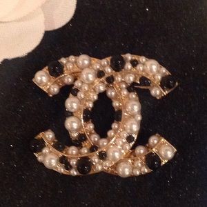 Chanel vintage large pearl gold brooch box